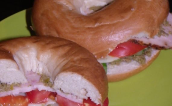 Recette de bagel au poulet et au pesto