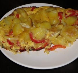 Omelette aux pommes de terre et poivrons rouges