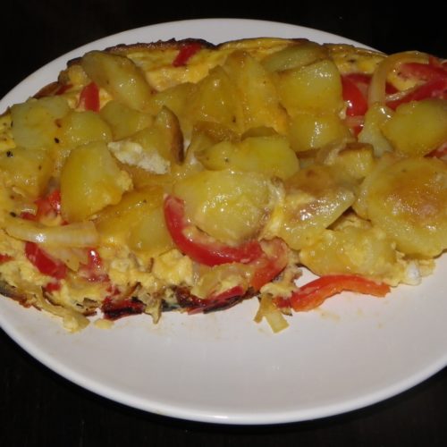Omelette aux pommes de terre et poivrons rouges