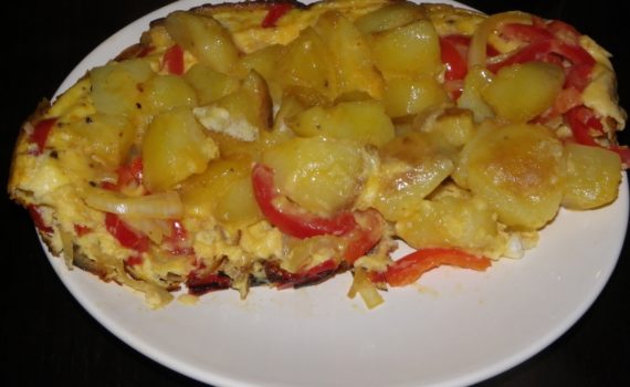 Omelette aux pommes de terre et poivrons rouges