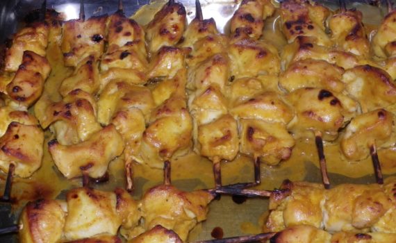 Brochettes de poulet sauce cacahuètes