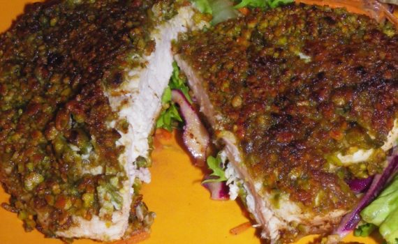 Escalope de poulet pané à la pistache et aux pignons