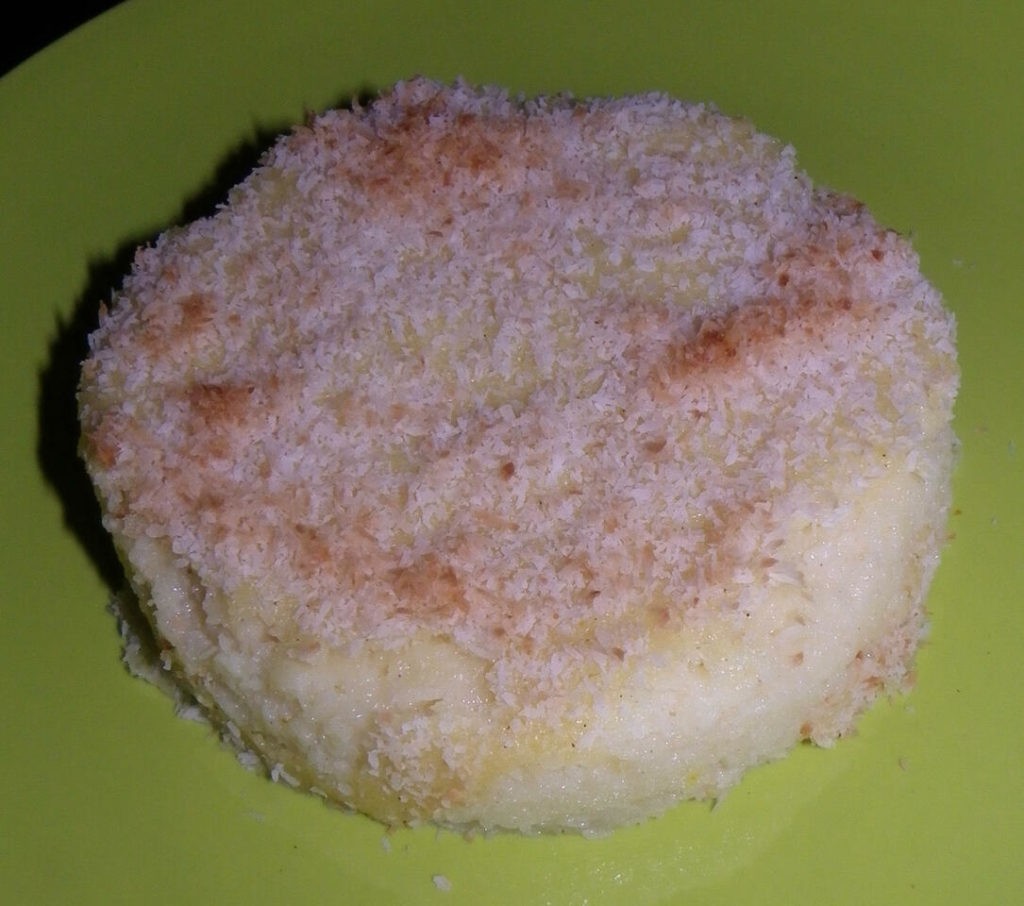 Gâteau de semoule à la noix de coco et à la fleur d'oranger