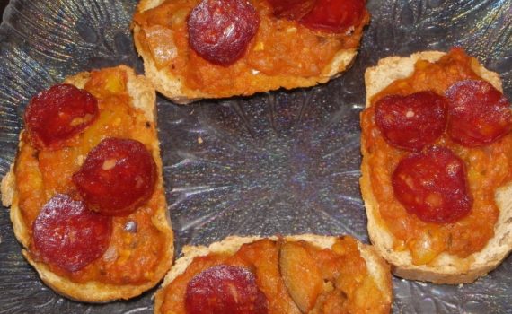 Mini-Bruschette à la sauce provençale et au chorizo